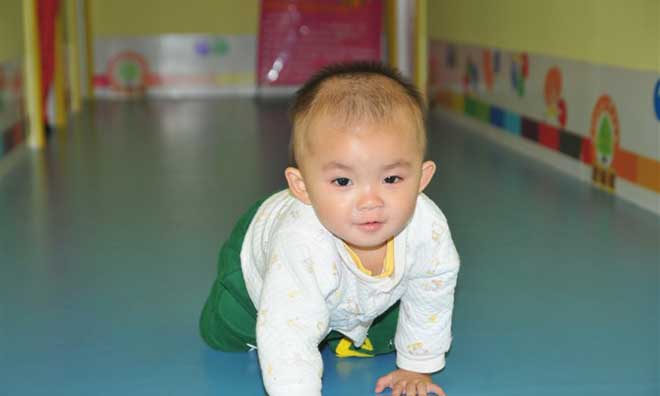 环保处?；虺晌锥暗匕褰杭喽街匾α? src="/uploads/altp/etkt7.jpg" title="幼儿园地板胶" /></span></span></p>
<p>
	<span style="font-family:微软雅黑;"><span style="font-size:18px;">　　去年，京津冀地区的雾霾问题引起了各界人士的关注。根据环保部门2013年发布的华北平原污水企业地下水污染黑名单，近90家企业共被?？?00多万元。这600多万都分了，但是每个企业才7万。在高额利润的诱惑下，只有几万的?？罡静凰闶裁?。</span></span></p>
<p>
	<span style="font-family:微软雅黑;"><span style="font-size:18px;">　　为此，记者专门走访了孩之宝幼儿园地板胶的负责人，该负责人告诉记者:“生产和环保问题可谓是各行各业面临的桎梏。由于旧的环保法律对违法生产的处罚程度低，成本低，很多企业愿意继续冒险，维持目前不合理的生产状态。新环保法出台的“按日记处罚”政策，无疑是控制生产污染的利器。地板企业违法生产时间越长，?？罱鸲钤酱??；繁５母拍钣涝恫换峁?，环保问题也应该引起广大地板公司的重视。赚了一时的利润却给环境造成不可挽回的损失，这不是一件快乐的事情。”</span></span></p>
<p style="text-align: center;">
	<span style="font-family:微软雅黑;"><span style="font-size:18px;"><img alt=