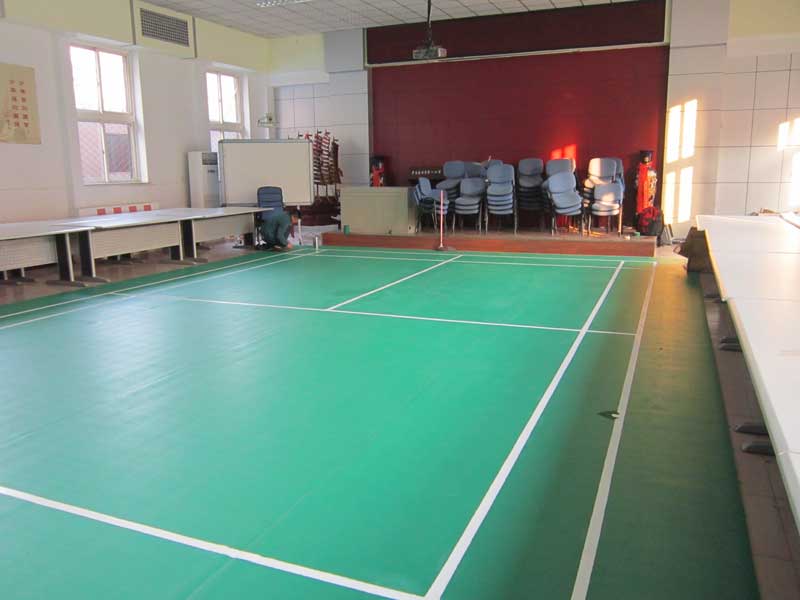 羽毛球塑胶地板怎样施工不易鼓包